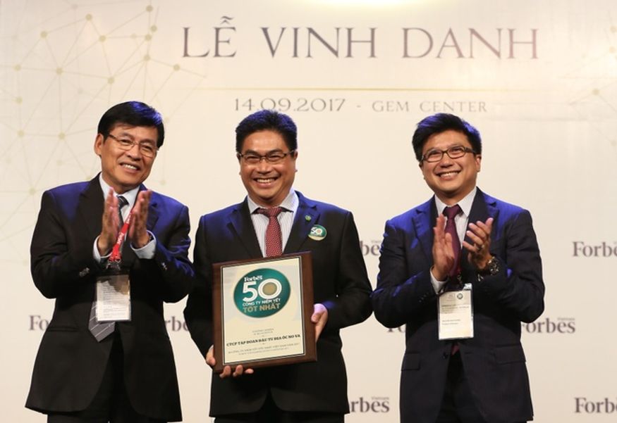 Ông Bùi Xuân Huy đại diện Tập đoàn nhận giải thưởng của tạp chí Forbes