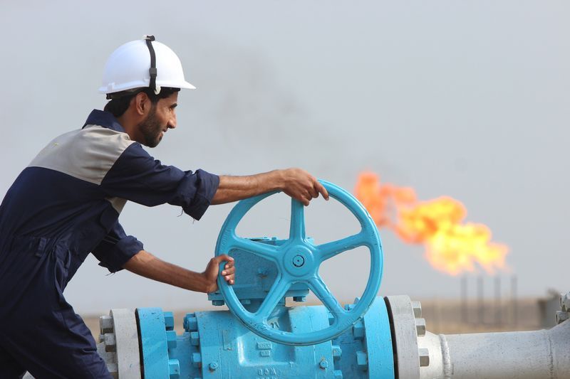 Giá dầu tăng lần đầu tiên kể từ cuộc thảo luận về việc cắt giảm của OPEC, chờ hàng tồn kho của Hoa Kỳ