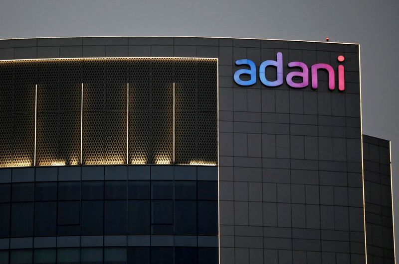 Logo của nhóm Adani được nhìn thấy trên mặt tiền của một trong những tòa nhà
