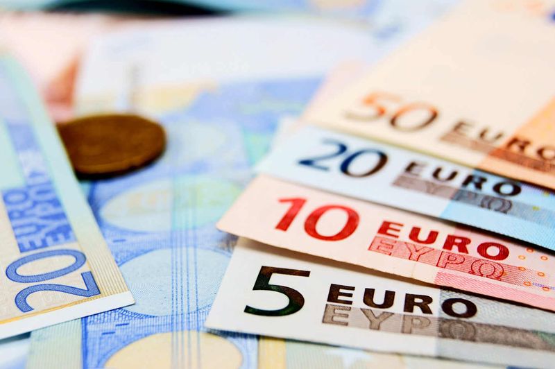 Đồng Euro quay đầu giảm sau dữ liệu PMI của Mỹ