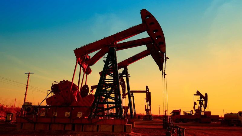 Giá dầu lao dốc do lo ngại tình hình kinh tế toàn cầu
