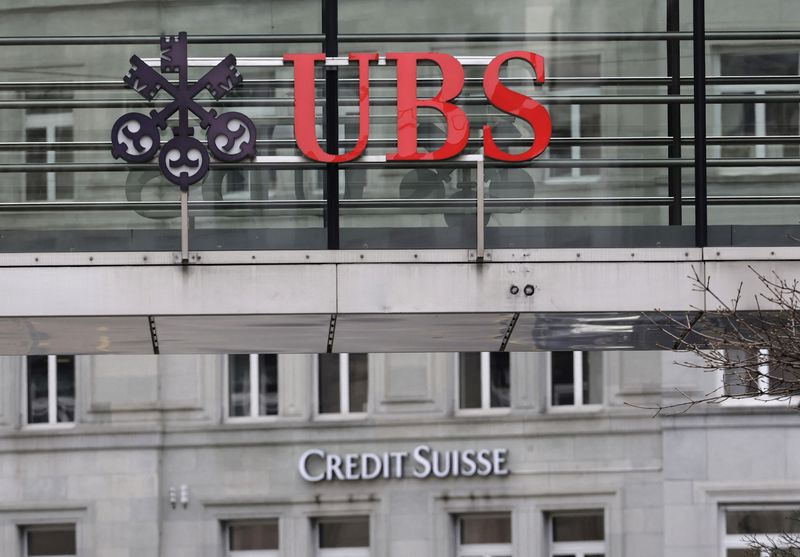 UBS được EU bật đèn xanh tạm thời cho thương vụ Credit Suisse, đang chờ xem xét