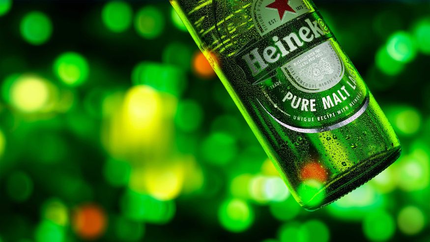 Heineken với thiết kế thân vỏ xanh và ngôi sao đỏ đặc trưng