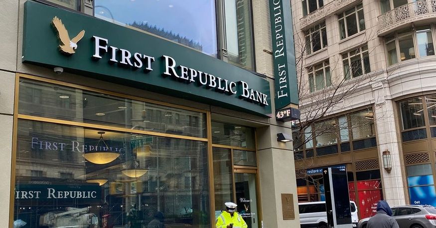 S&P đã hạ ba bậc xếp hạng tín dụng của First Republic xuống