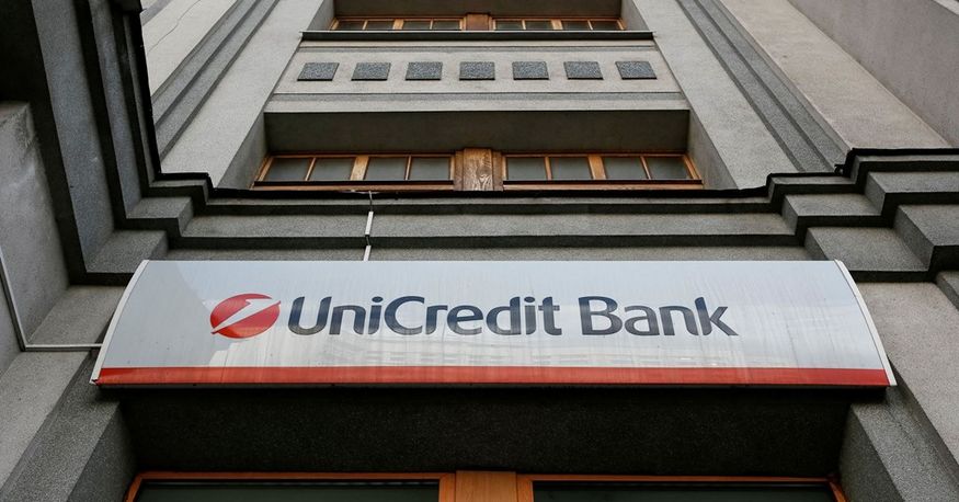 Các cổ đông của UniCredit kêu gọi từ chối tăng lương cho CEO Orcel