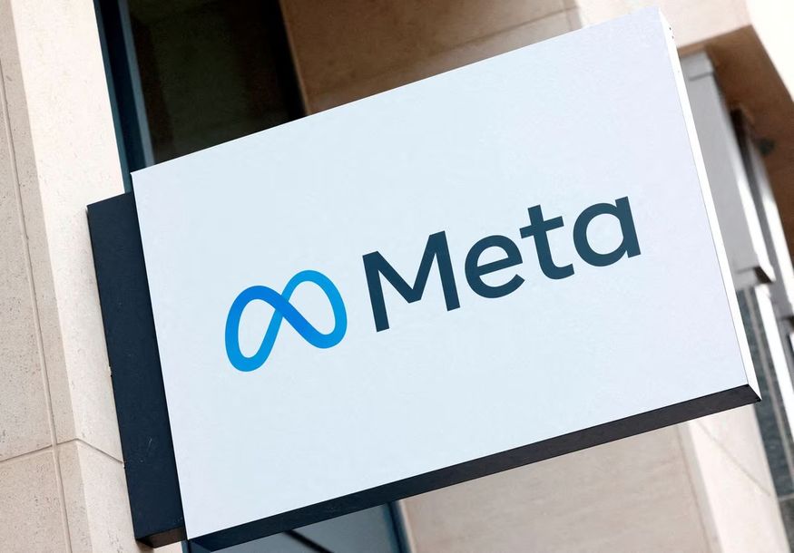 Logo của nhóm kinh doanh Meta Platforms được nhìn thấy ở Brussels