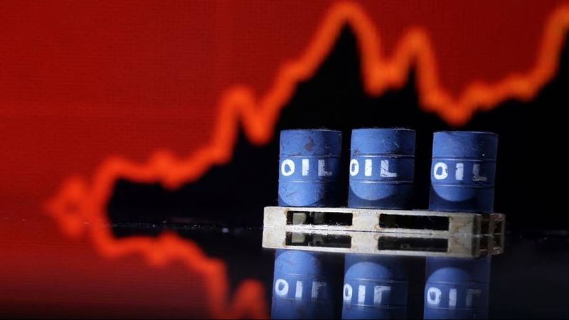 Đồng USD tăng giá trái ngược với tình hình giá dầu giảm 2%