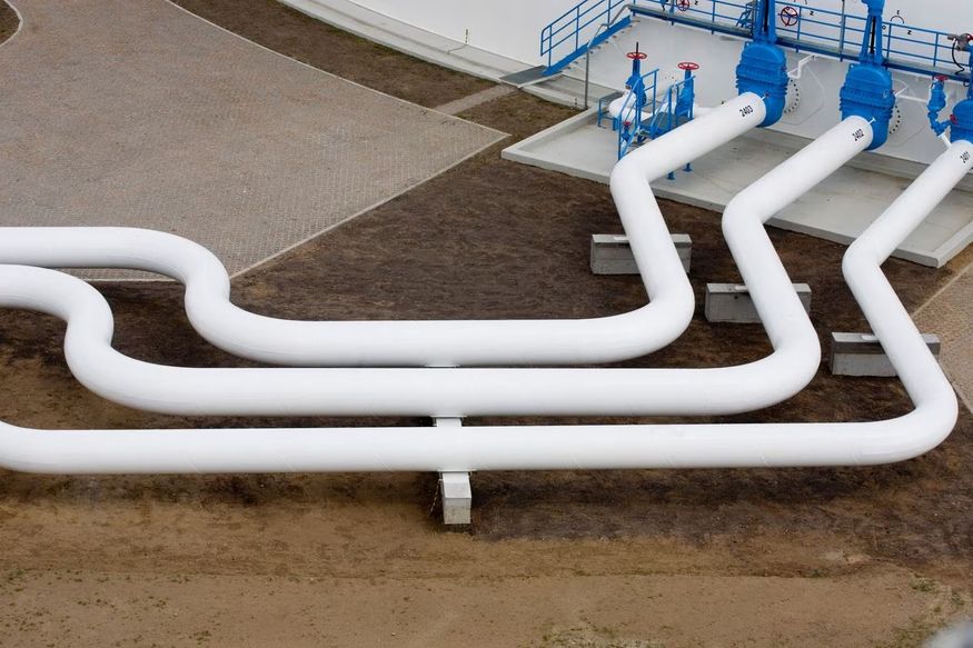 Các đường ống tại một trạm bơm dầu ở Adamowo, Ba Lan