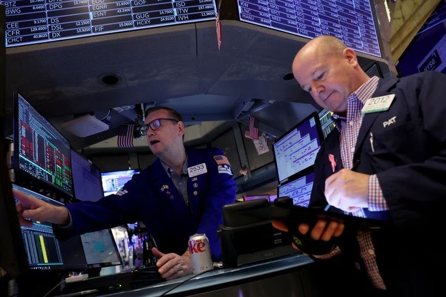 Các nhà giao dịch làm việc trên sàn của Sở giao dịch chứng khoán New York (NYSE)