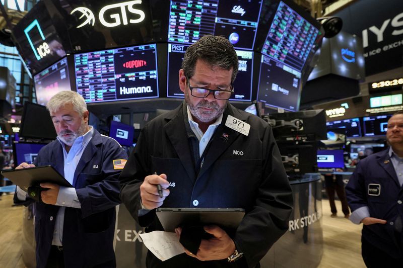 S&P 500 tăng điểm khi hỗ trợ công nghệ, J&J, Goldman gây thất vọng