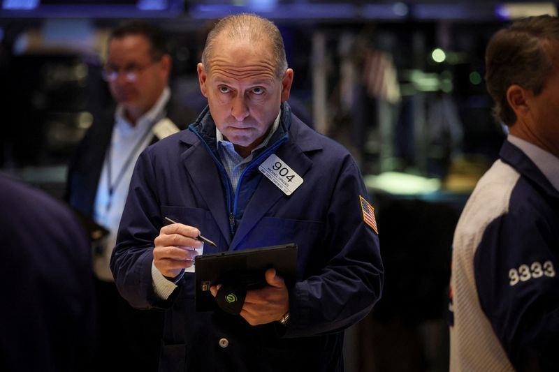 S&P 500 đã rời khỏi mức thấp nhất trong phiên hôm thứ Tư, nhưng vẫn chịu áp lực do các dấu hiệu suy giảm