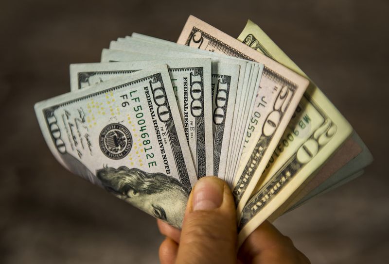 Vương miện của đô la trượt khi các đồng nghiệp bắt kịp cuộc đua tỷ giá: Cuộc thăm dò của Reuters