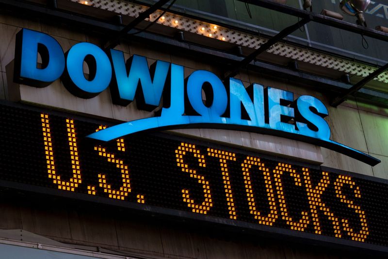 Dow Jones tăng gần 100 điểm chờ dữ liệu lạm phát