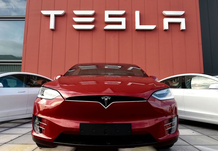 Tesla đã giảm hơn 2% sau khi giảm giá lần thứ hai trong năm nay tại Mỹ để thúc đẩy nhu cầu