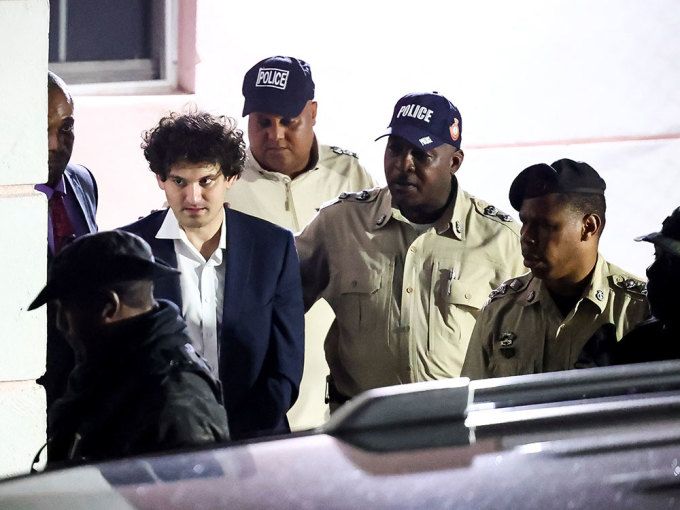   Bankman-Fried được hộ tống ra khỏi Tòa sơ thẩm Bahamas ngày 13/12