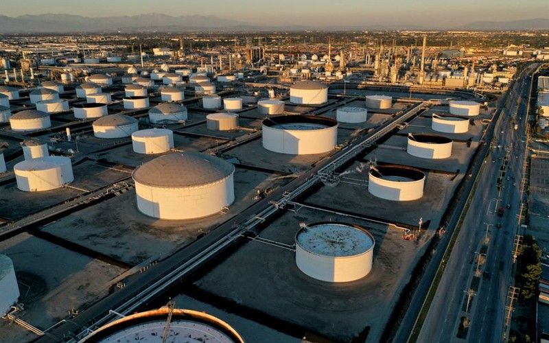 Báo cáo Thị trường dầu hàng tháng của IEA phát hành chiều qua cho thấy tồn tại kho dầu toàn cầu tăng 77 triệu thùng trong tháng 4