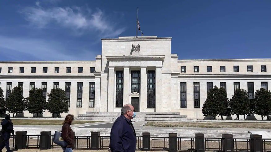 Các nhà kinh tế được Reuters thăm dò ý kiến, những người chia rẽ về rủi ro đối với quan điểm lãi suất cuối cùng của họ