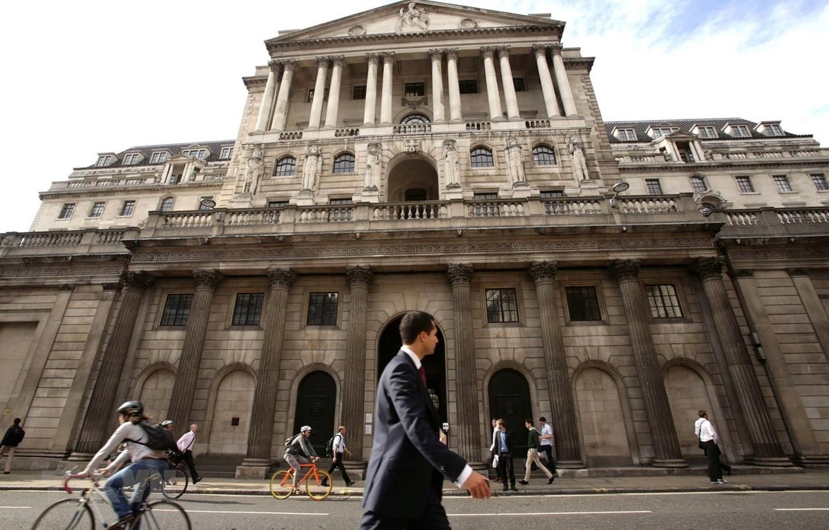 Mọi người đi bộ bên ngoài Ngân hàng Anh ở khu tài chính Thành phố Luân Đôn