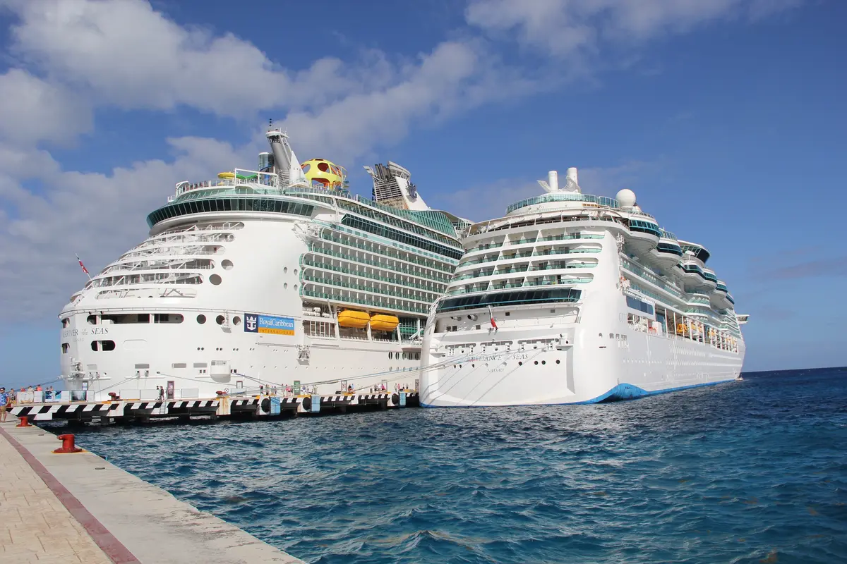 Báo cáo Royal Caribbean Cruises: Lợi nhuận cao hơn, doanh thu thấp hơn trong Q4