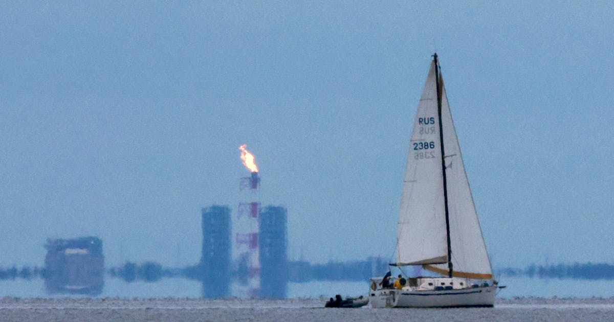 Một chiếc du thuyền lướt qua ngọn lửa gas ở Vịnh Portovaya
