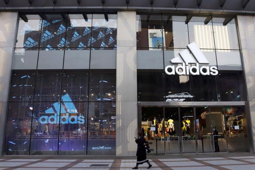 Adidas “vật lộn” khi giá cổ phiếu giảm mạnh