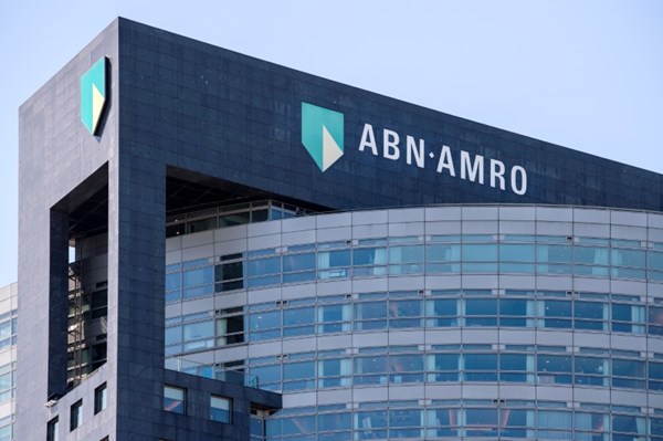 Logo ABN AMRO được nhìn thấy tại trụ sở chính ở Amsterdam, Hà Lan ngày 14 tháng 5 năm 2019.