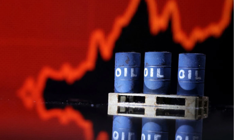 Những biến động trong giá dầu thô cũng làm nổi bật những thách thức mà thị trường dầu đang phải đối mặt
