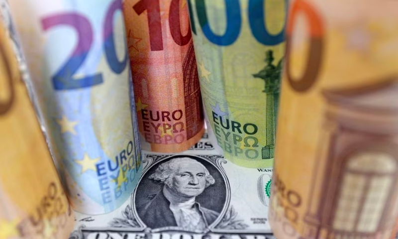 Đồng đô la đạt mức cao mới so với đồng euro kể từ giữa tháng 12