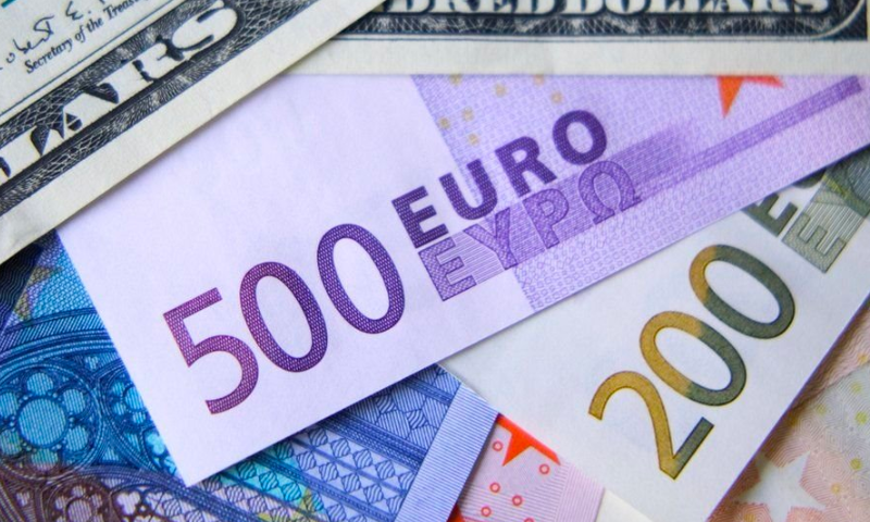 Đồng euro giảm 0,10% so với đồng đô la lúc 3:58 chiều ET