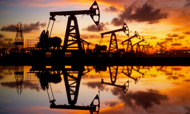 Giá dầu giảm nhẹ khi mọi sự chú ý đổ dồn về Trung Đông