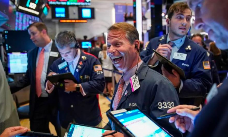 Dow đóng cửa cao hơn 370 điểm nhờ thu nhập của Big Tech