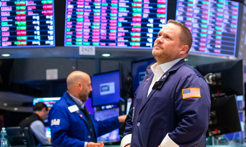 Dow Jones tụt dốc giảm 400 điểm khi lạm phát bủa vây