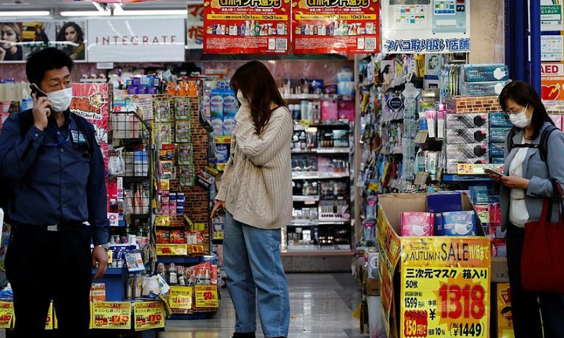 Sự suy giảm trong việc chi tiêu tiêu dùng đã trở thành một rào cản lớn với sự phục hồi kinh tế của Nhật Bản
